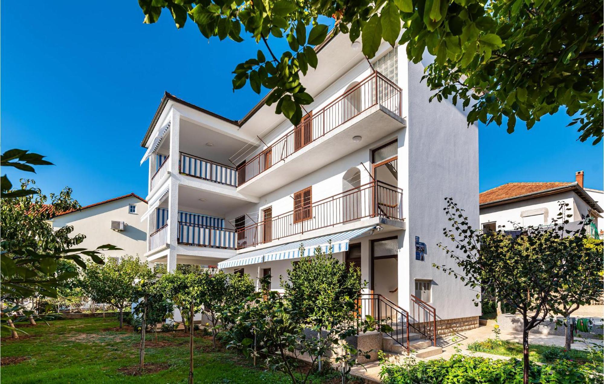 2 Bedroom Cozy Apartment In Задар Екстер'єр фото